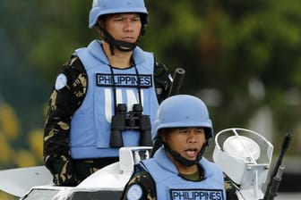 Blauhelmsoldaten aus den Philippinen nehmen an einer Parade teil: Die US-amerikanische UN-Botschafterin hat erklärt, dass die USA ihr Budget zur Unterstützung der Blauhelm-Einsätze kürzen werden.