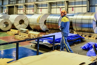 Ein Arbeiter in einem Stahlwerk in Wolverhampton: Wird Großbritannien vom Brexit wirtschaftlich profitieren? Viele Experten sind skeptisch.