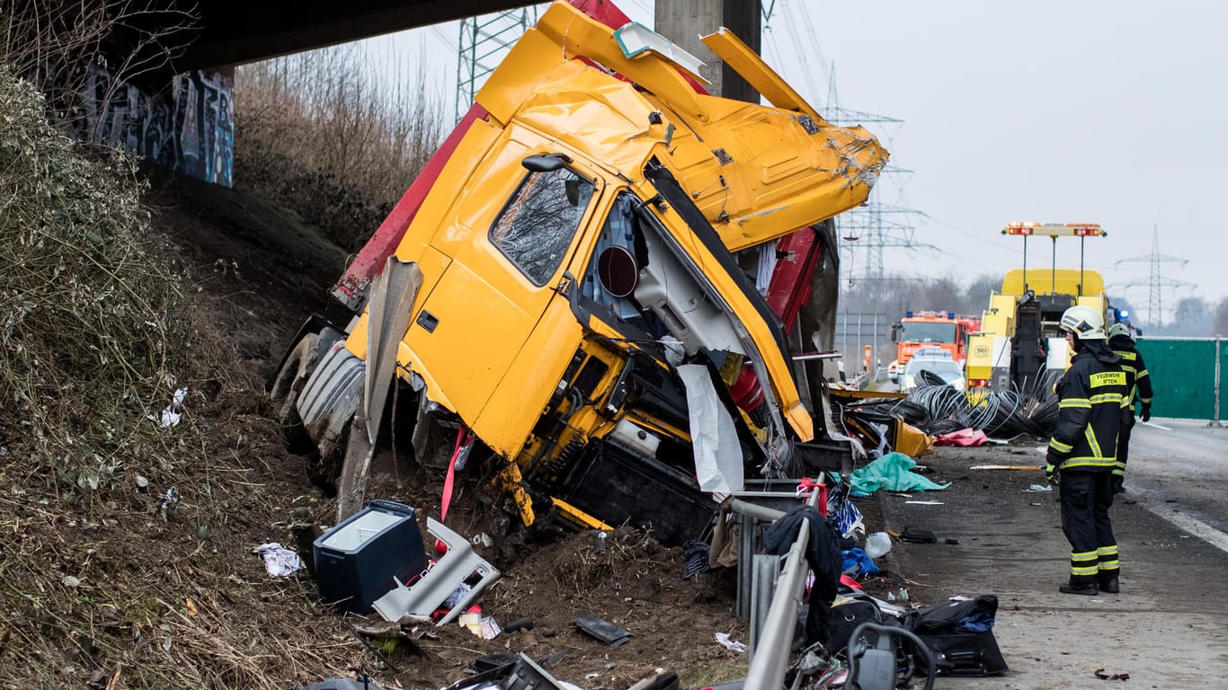 Ein völlig zertrümmerter LKW bei einem Brückenpfeiler auf der A44 in Nordrhein-Westfalen: Ein Lastwagen raste bei Witten gegen einen Pfeiler und zerriss in zwei Teile. Der Fahrer ist verstorben.
