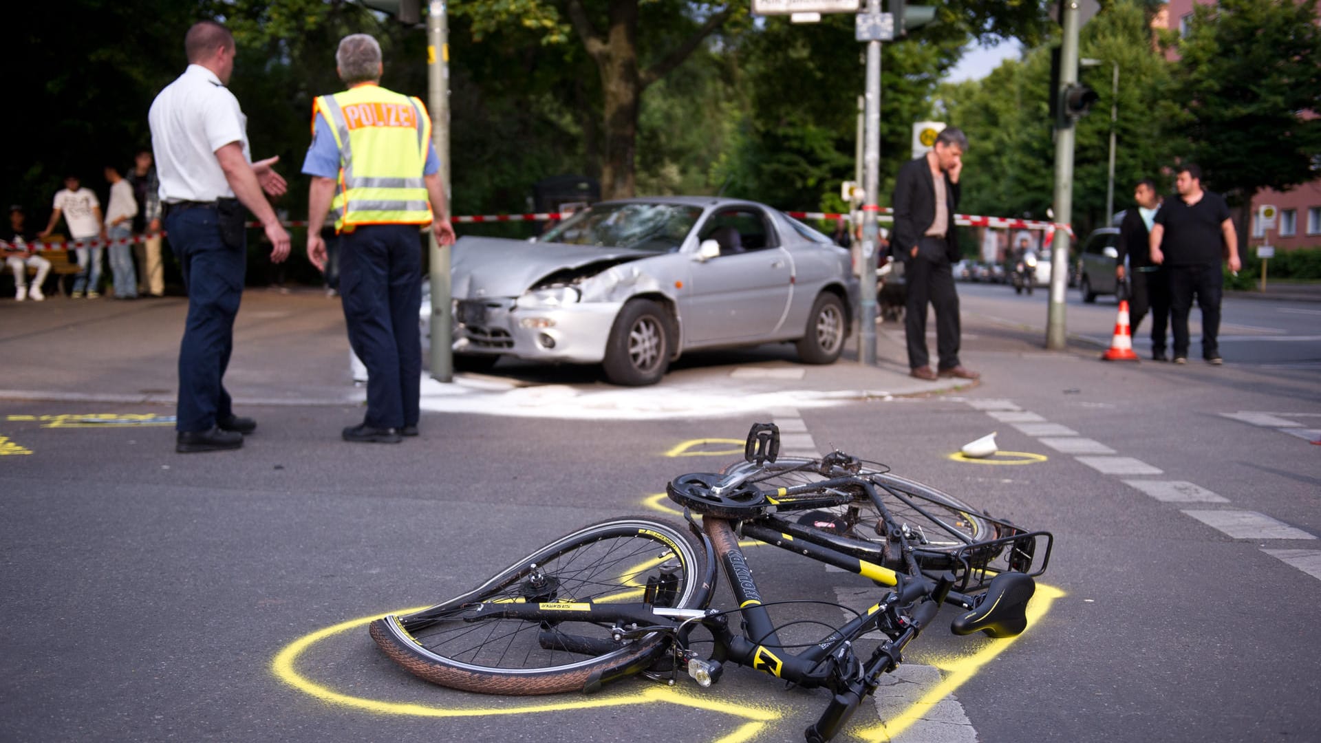 Verkehrsunfall zwischen einem Auto- und einem Fahrradfahrer: Besonders im Stadtverkehr gibt es für Fahrradfahrer gefährliche Situationen. Verkehrsunfall zwischen einem Auto- und einem Fahrradfahrer: Besonders im Stadtverkehr gibt es für Fahrradfahrer gefährliche Situationen.