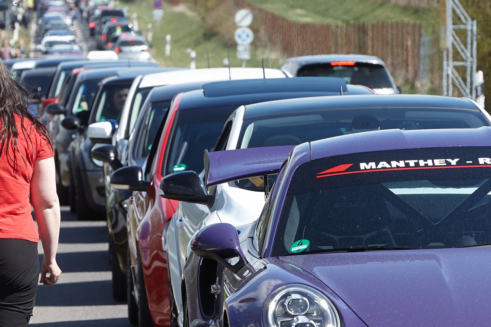 Sportwagen auf dem Weg zum Nürburgring: Das Treffen am Karfreitag ist ein fester Termin im Kalender vieler Tuningfans.
