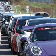 Sportwagen auf dem Weg zum Nürburgring: Das Treffen am Karfreitag ist ein fester Termin im Kalender vieler Tuningfans.