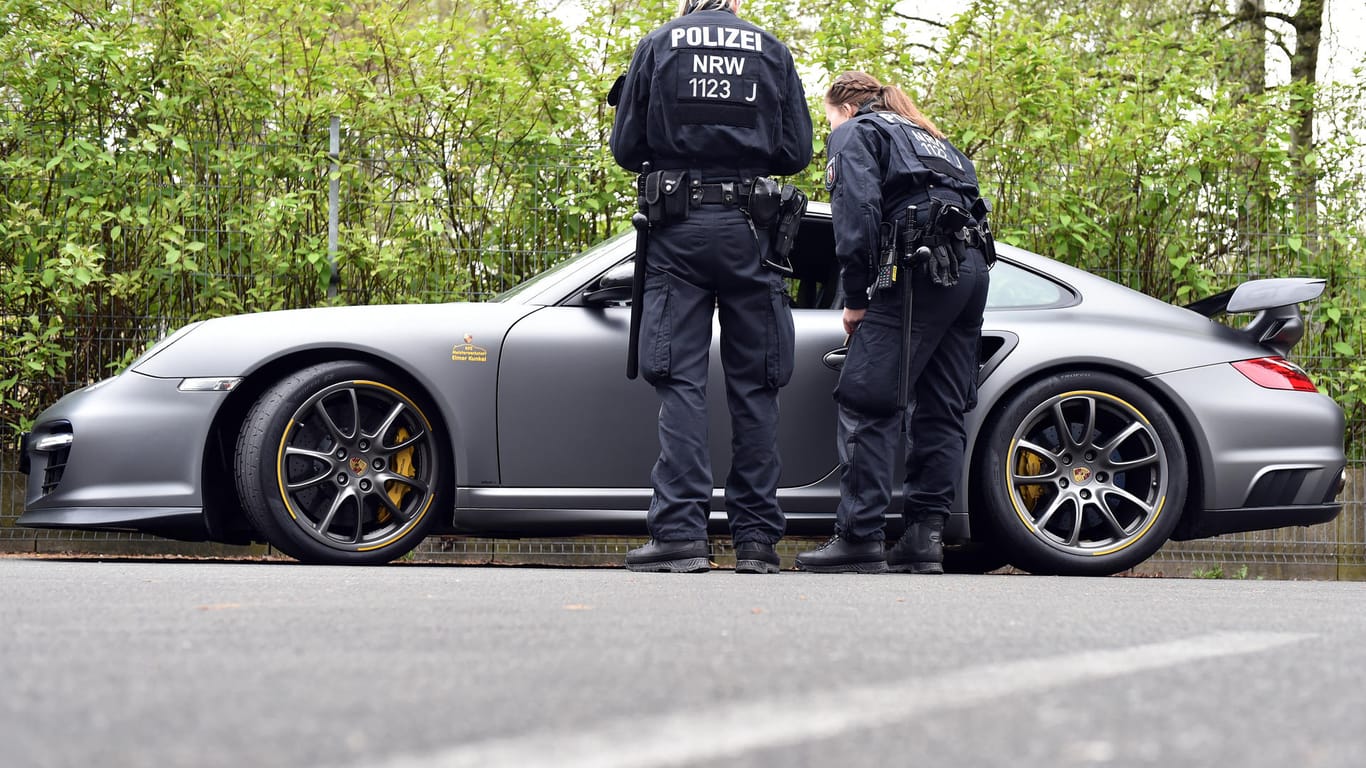Mahnende Worte an einen Porschefahrer: Bei illegalen Rennen greift die Polizei rigoros durch. Auch der Lärm der frisierten Motoren soll die Anwohner nicht belästigen.