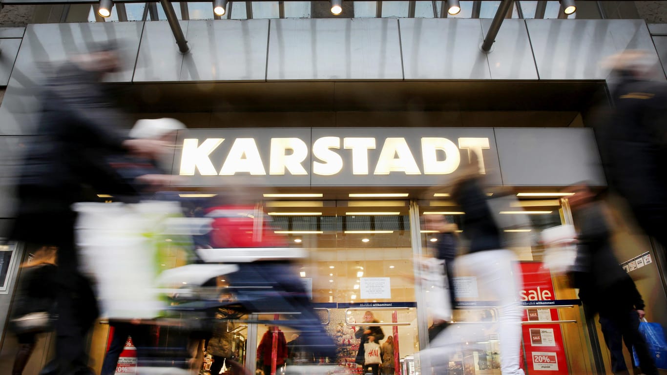 Menschen gehen am Eingang des Karstadt-Warenhauses in Düsseldorf (Nordrhein-Westfalen) vorbei: Die Filialen rufen ein Baby T-Shirt mit Erstickungsgefahr zurück.