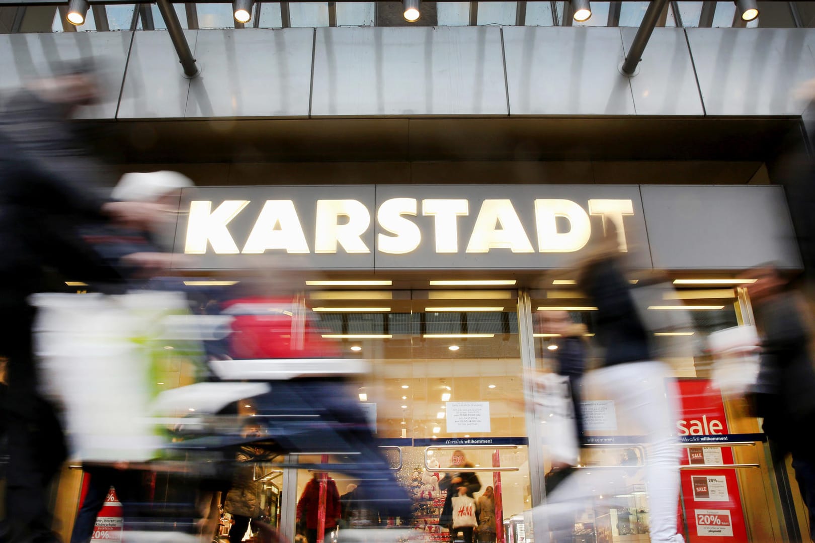 Menschen gehen am Eingang des Karstadt-Warenhauses in Düsseldorf (Nordrhein-Westfalen) vorbei: Die Filialen rufen ein Baby T-Shirt mit Erstickungsgefahr zurück.