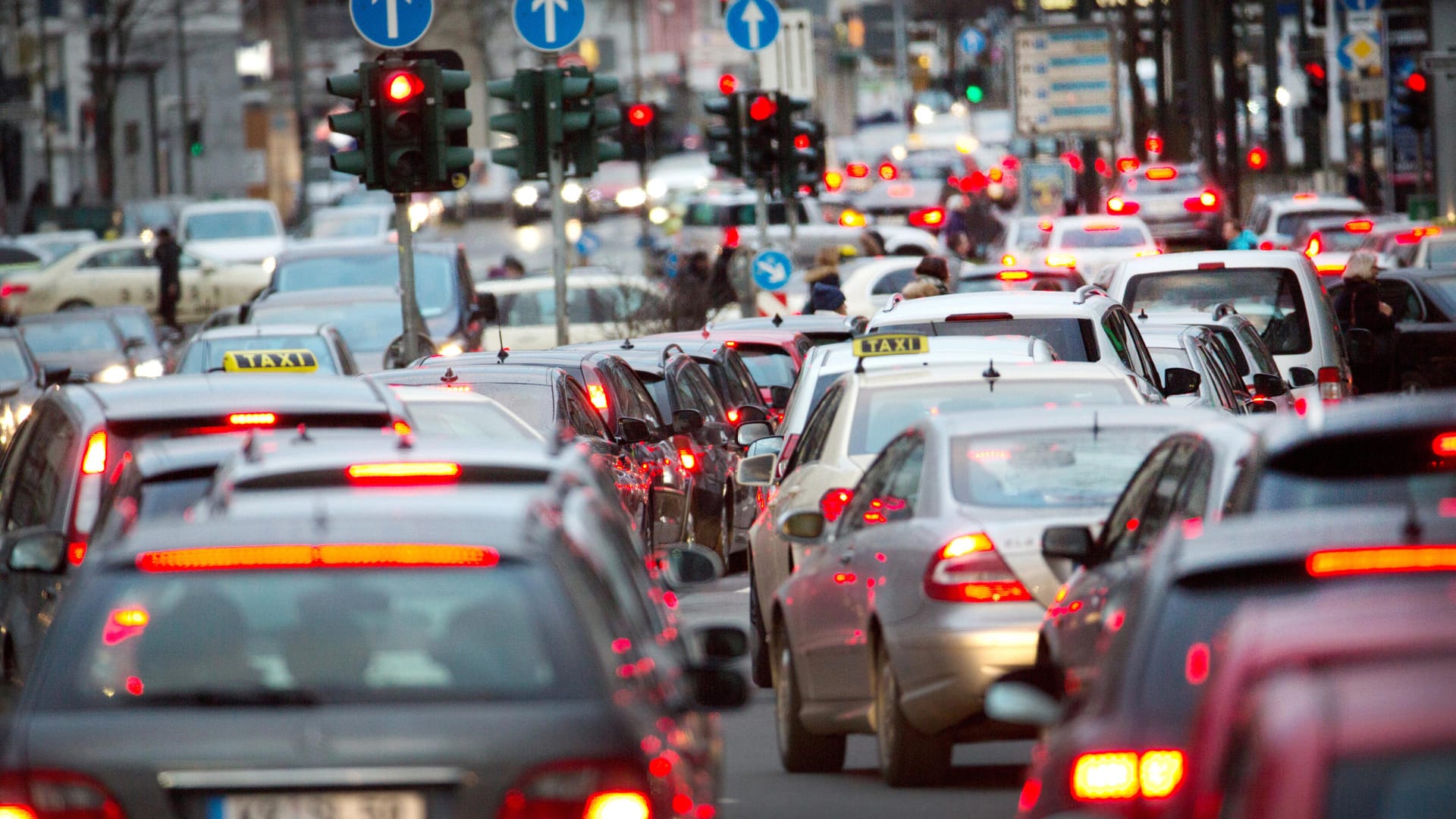 Dichter Verkehr in Düsseldorf: Mit ihrer Klage gegen Düsseldorf hatte die Deutsche Umwelthilfe bereits Erfolg. Dichter Verkehr in Düsseldorf: Mit ihrer Klage gegen Düsseldorf hatte die Deutsche Umwelthilfe bereits Erfolg.