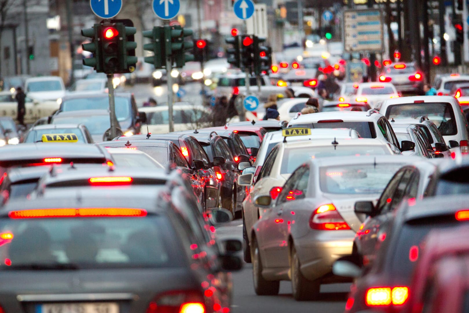 Dichter Verkehr in Düsseldorf: Mit ihrer Klage gegen Düsseldorf hatte die Deutsche Umwelthilfe bereits Erfolg.