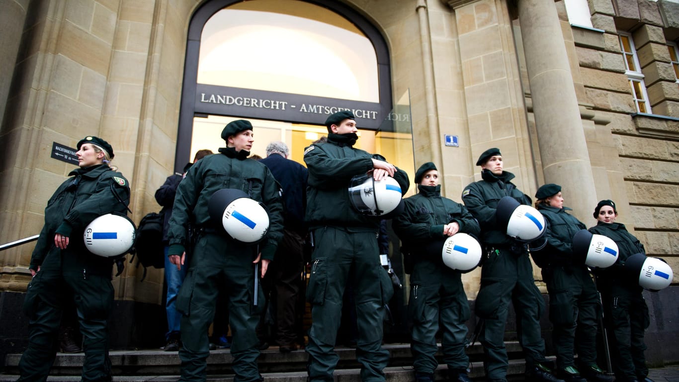 Polizisten stehen vor dem Landgericht in Duisburg: Nachdem die Duisburger Polizei eine Straßenschlacht verhindern konnte, sollen sie in einigen Stadtteilen mehr Unterstützung bekommen.