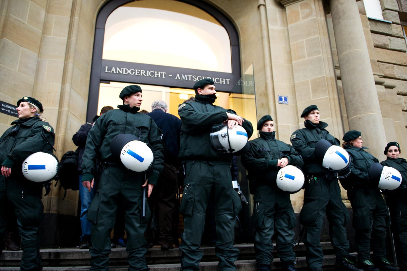 Polizisten stehen vor dem Landgericht in Duisburg: Nachdem die Duisburger Polizei eine Straßenschlacht verhindern konnte, sollen sie in einigen Stadtteilen mehr Unterstützung bekommen.