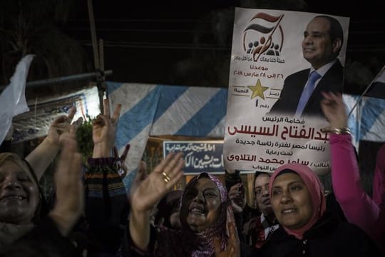 Unterstützerinnen von Präsident Al-Sisi feiern vor einem Wahllokal.