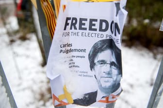 Ein Flugblatt mit dem Bild des Ex-Regionalpräsidenten Kataloniens, Puigdemont: Seine Anwälte appellieren an Deutschland, ihren Mandanten nicht auszuliefern.