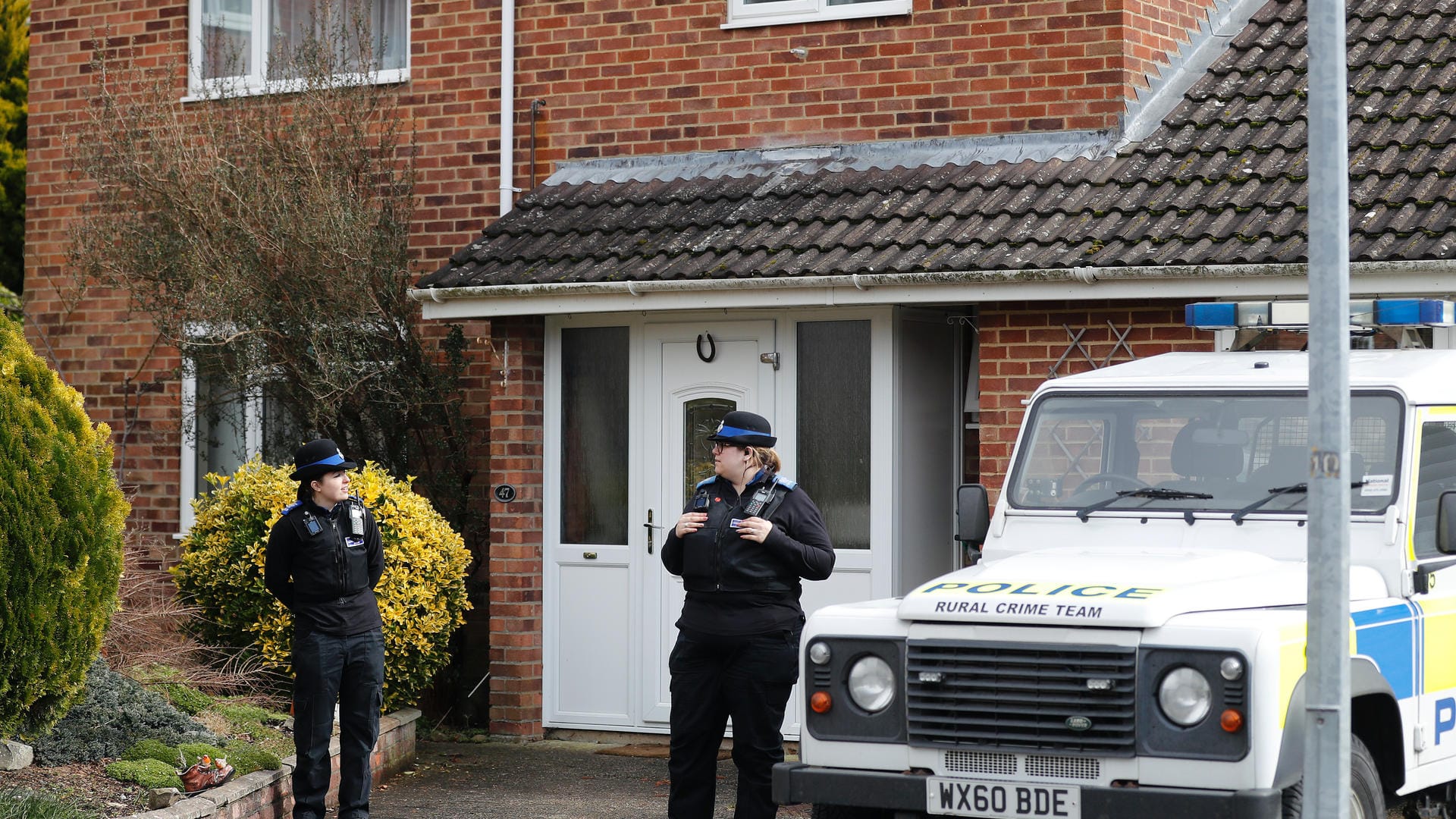 Polizisten vor dem Haus von Sergej Skripal: Russische Behörden fordern nun Einblick in die Ermittlungsakten seiner Tochter Julia. Polizisten vor dem Haus von Sergej Skripal: Russische Behörden fordern nun Einblick in die Ermittlungsakten seiner Tochter Julia.