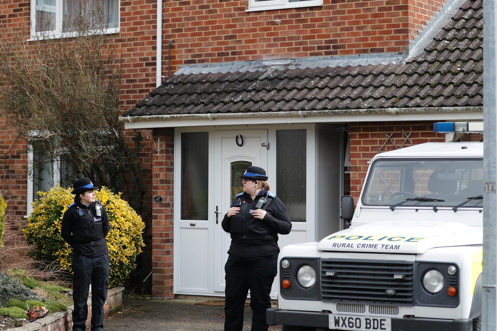Polizisten vor dem Haus von Sergej Skripal: Russische Behörden fordern nun Einblick in die Ermittlungsakten seiner Tochter Julia.
