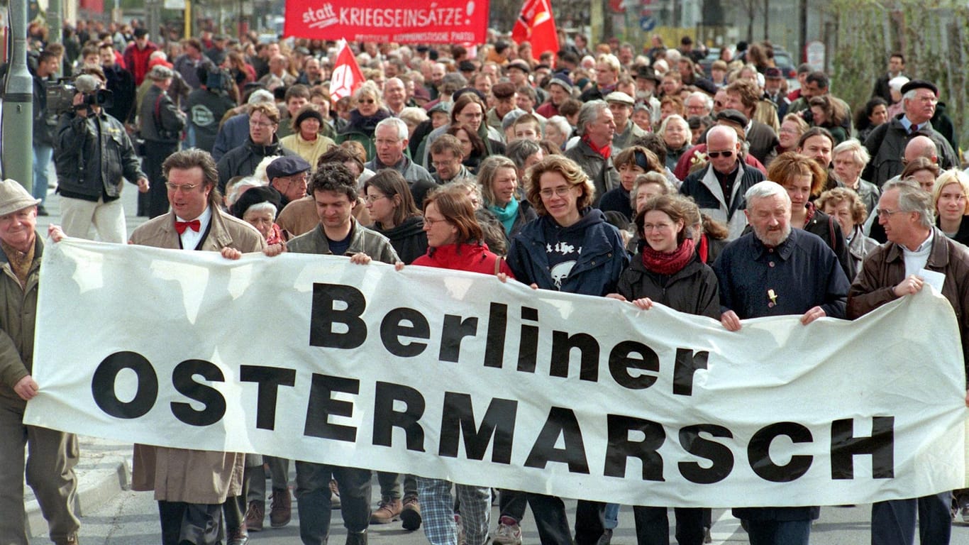 Ostermarsch in Berlin: Von den Großkundgebungen der Vergangenheit sind die Märsche 1998 schon weit entfernt. Nur noch 300 gehen in der Hauptstadt auf die Straße.