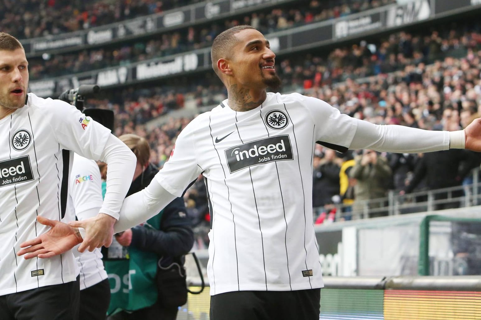 Starke Form: Eintracht Frankfurt um Schlüsselspieler Kevin-Prince Boateng (r.) war vor dem 28. Spieltag das viertbeste Team der Rückrunde.