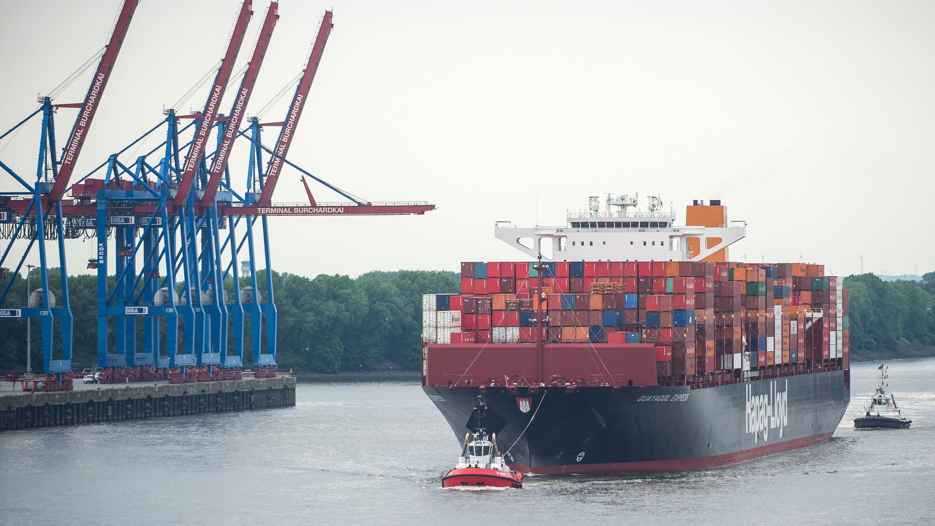 Ein Containerschiff in Hamburg: Über Hamburg und Rostock sind in den vergangenen Jahren mehrere 100 nukleare Transporte gelaufen. Ein Containerschiff in Hamburg: Über Hamburg und Rostock sind in den vergangenen Jahren mehrere 100 nukleare Transporte gelaufen.