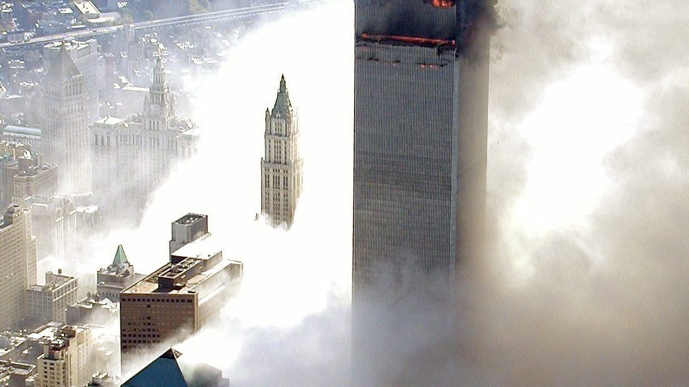 Das brennende World-Trade-Center am 11. September 2001: Über 15 Jahre nach dem Anschlag erteilt ein Richter die Erlaubnis, dass 9/11-Opfer Klage gegen Saudi-Arabien einreichen dürfen.