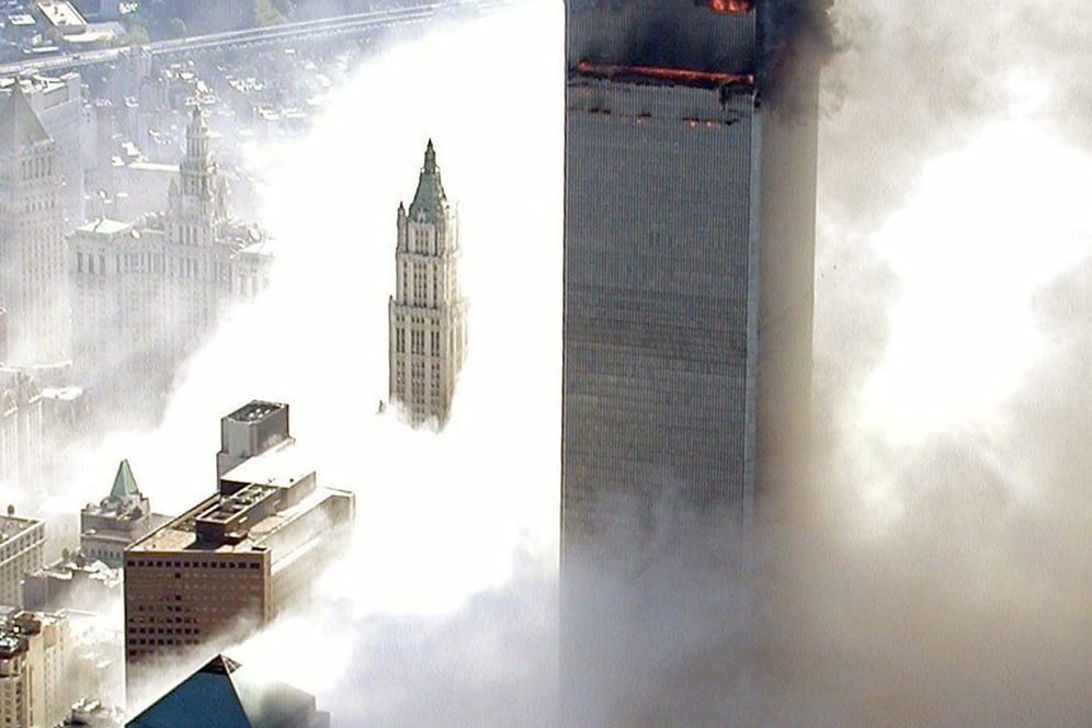 Das brennende World-Trade-Center am 11. September 2001: Über 15 Jahre nach dem Anschlag erteilt ein Richter die Erlaubnis, dass 9/11-Opfer Klage gegen Saudi-Arabien einreichen dürfen.