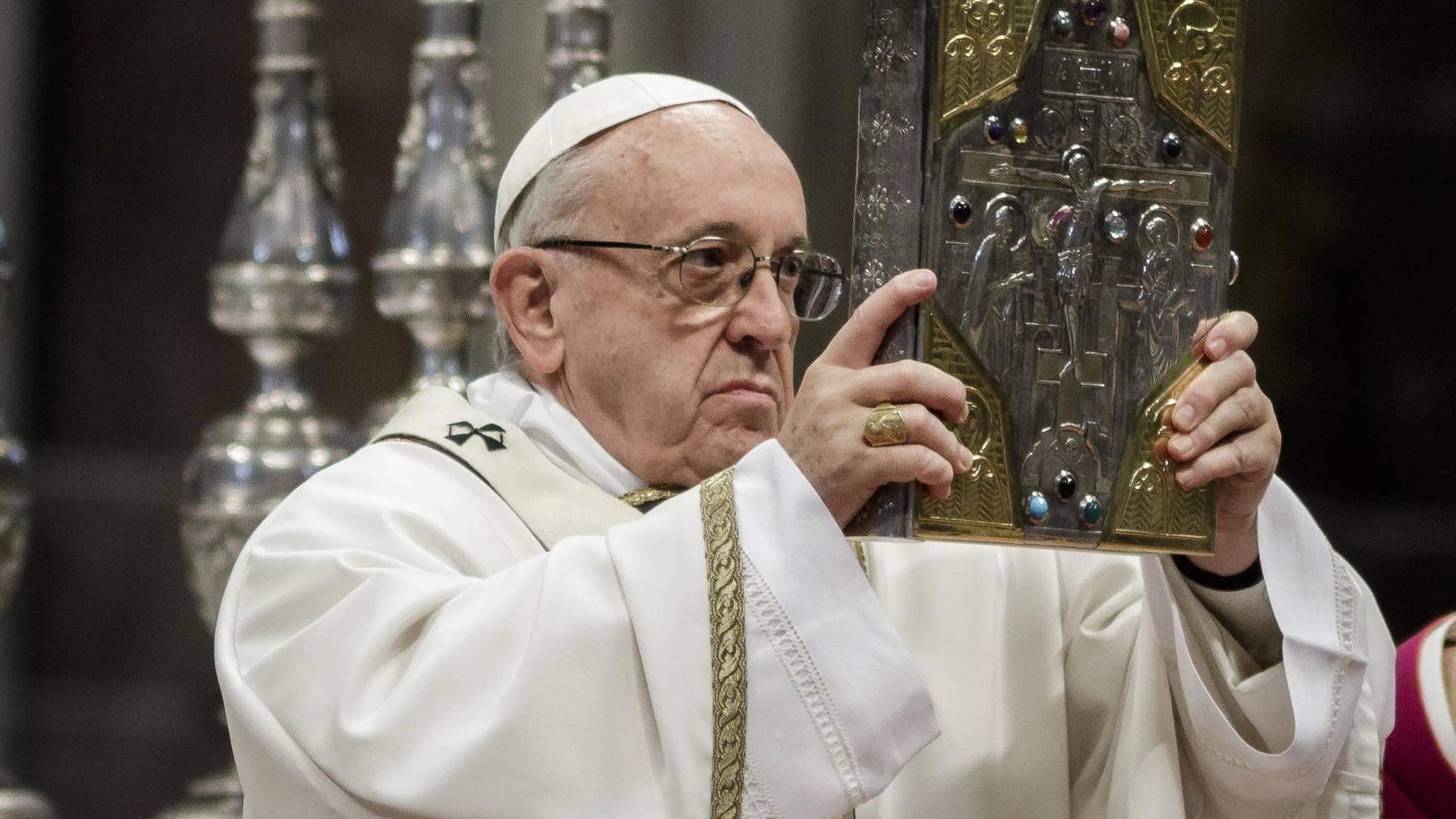 Papst Franziskus bei der Gründonnerstagsmesse: Nächstes Jahr will sich der Pontifex wegen eines Grauen Stars operieren lassen. Papst Franziskus bei der Gründonnerstagsmesse: Nächstes Jahr will sich der Pontifex wegen eines Grauen Stars operieren lassen.