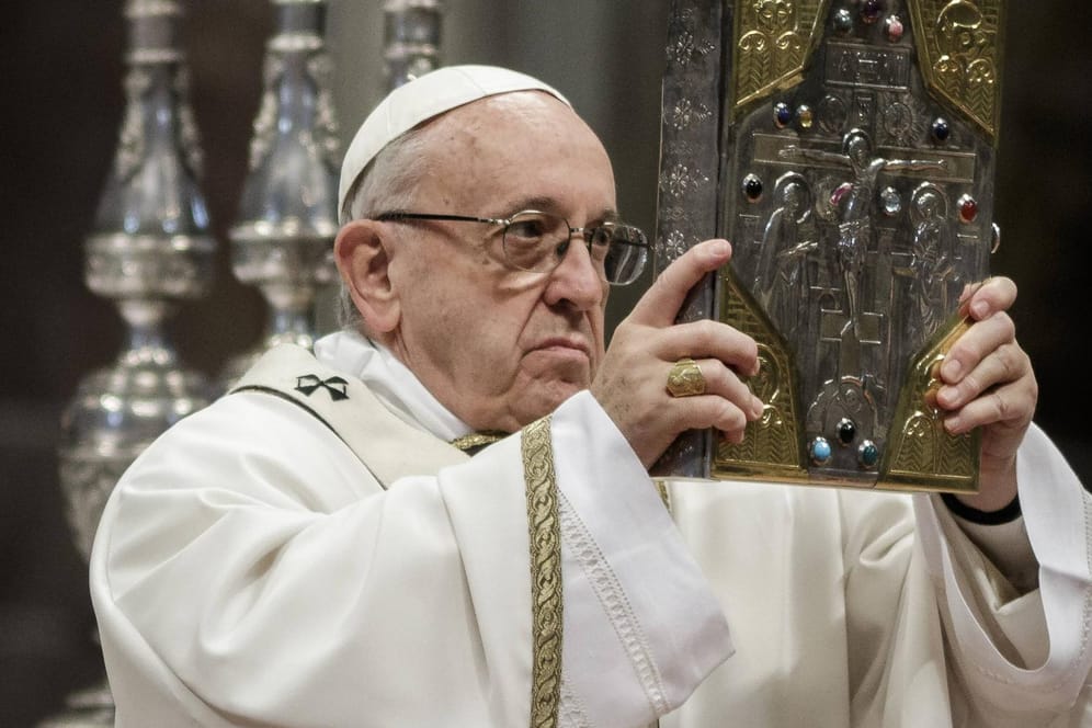 Papst Franziskus bei der Gründonnerstagsmesse: Nächstes Jahr will sich der Pontifex wegen eines Grauen Stars operieren lassen.