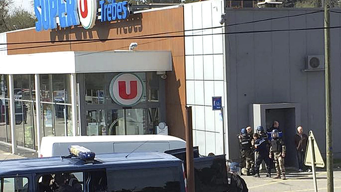 Einsatzkräfte vor dem Supermarkt im französischen Trèbes: Bei dem Terroranschlag vor einer Woche kam unter anderem ein hiesiger Fleischer ums Leben.