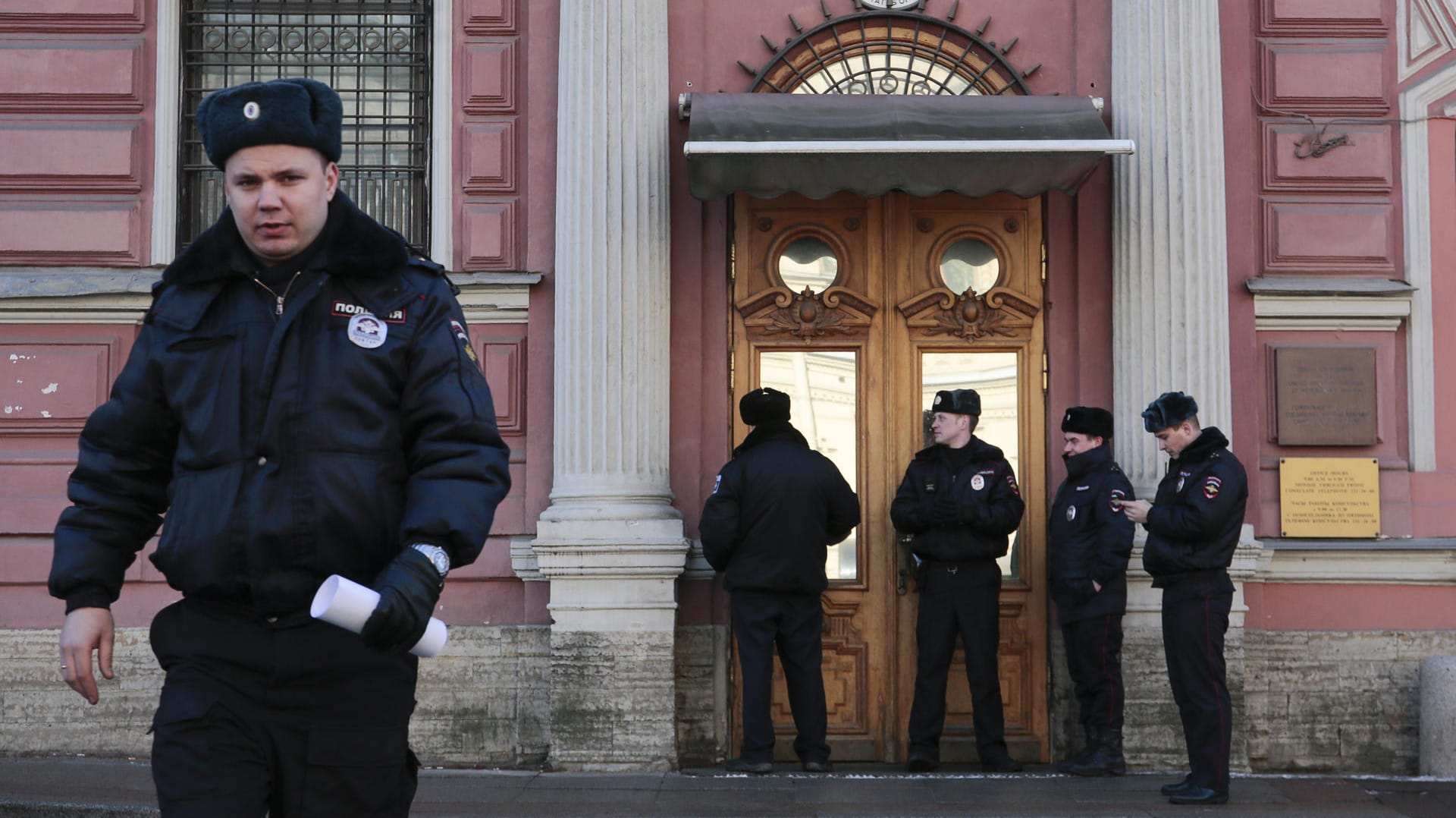 US-Konsulat in St. Petersburg: Moskau weist 60 amerikanische Diplomaten aus und schließt die Vertretung in der westrussischen Metropole. US-Konsulat in St. Petersburg: Moskau weist 60 amerikanische Diplomaten aus und schließt die Vertretung in der westrussischen Metropole.