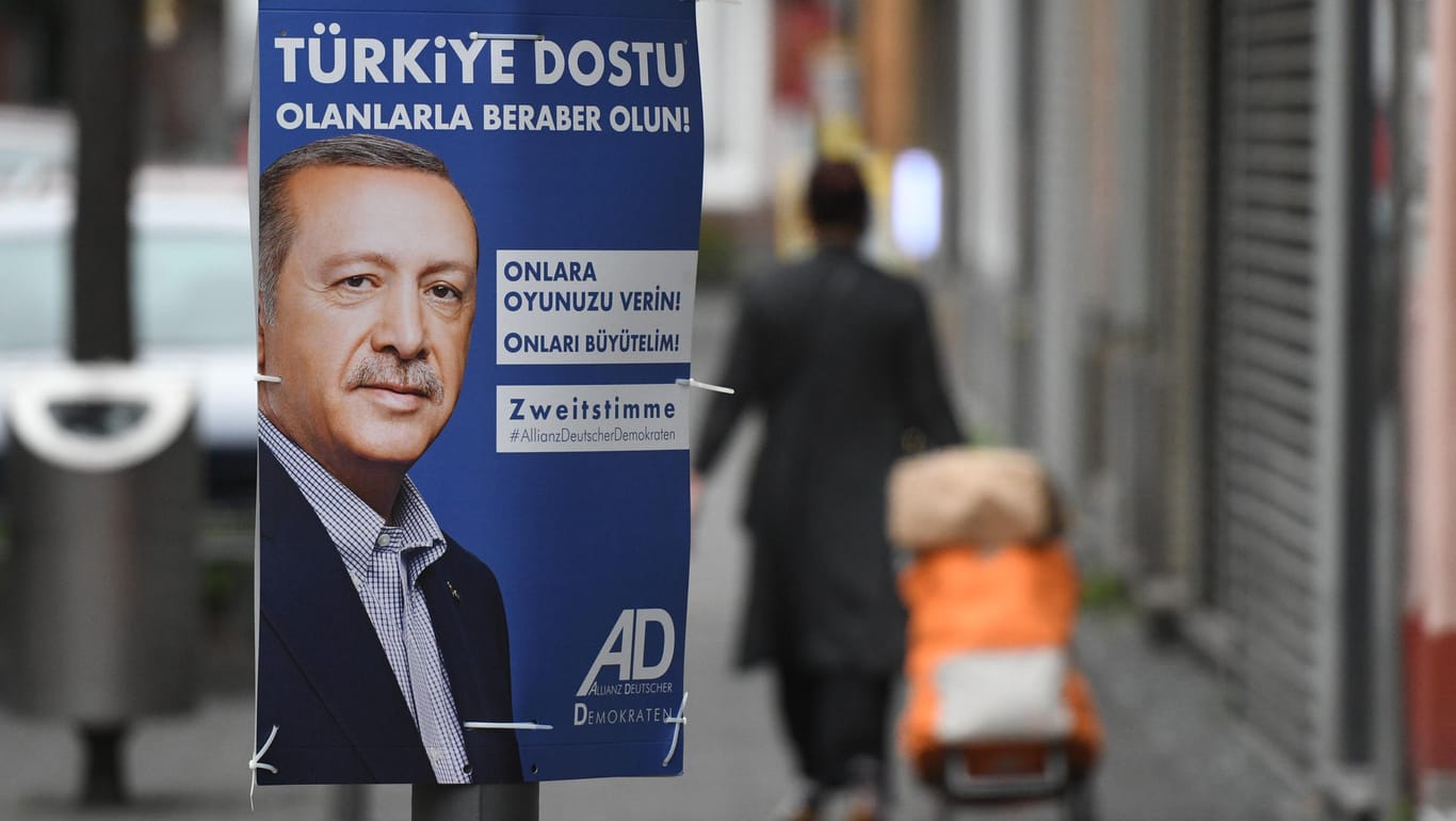 Ein Wahlplakat der 2016 gegründeten "Allianz Deutscher Demokraten" in Köln: Die Wählervereinigung steht dem türkischen Präsidenten Erdogan nahe und richtet sich an türkischstämmige Wähler in Deutschland.