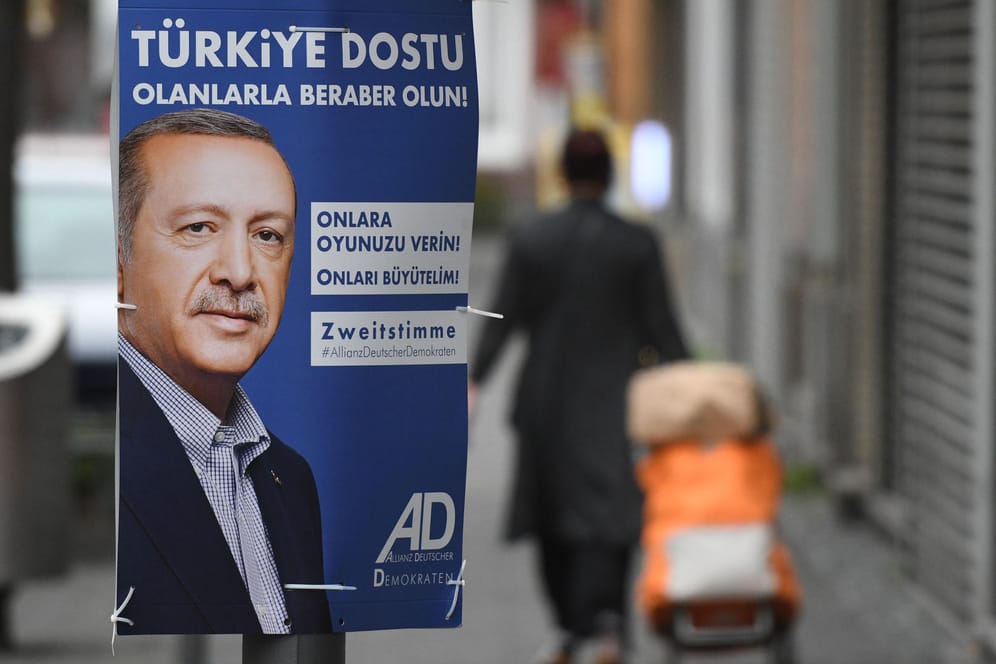 Ein Wahlplakat der 2016 gegründeten "Allianz Deutscher Demokraten" in Köln: Die Wählervereinigung steht dem türkischen Präsidenten Erdogan nahe und richtet sich an türkischstämmige Wähler in Deutschland.