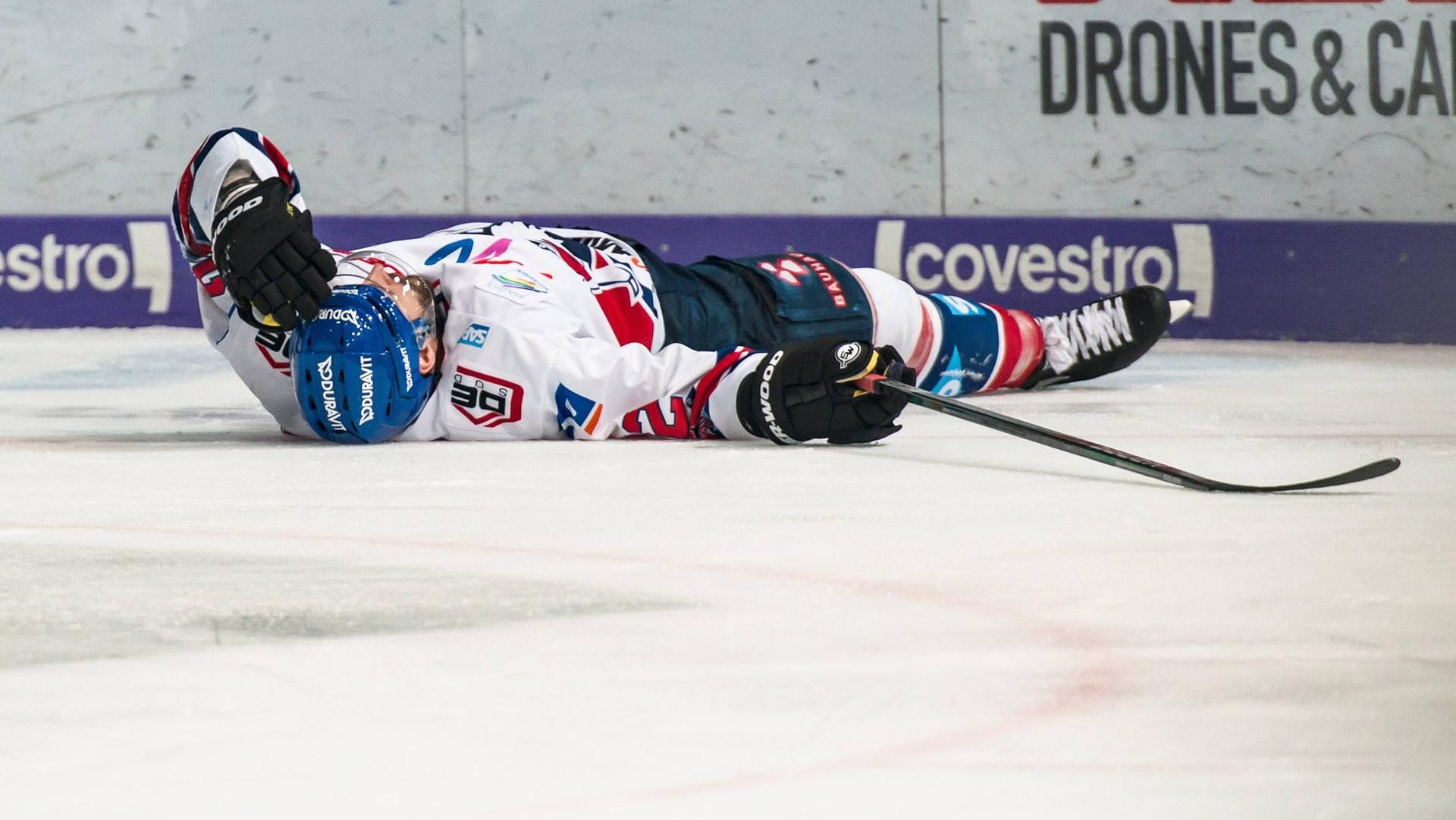 Matthias Plachta liegt nach dem Check von Steve Pinizzotto minutenlang auf dem Eis.