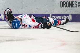 Matthias Plachta liegt nach dem Check von Steve Pinizzotto minutenlang auf dem Eis.