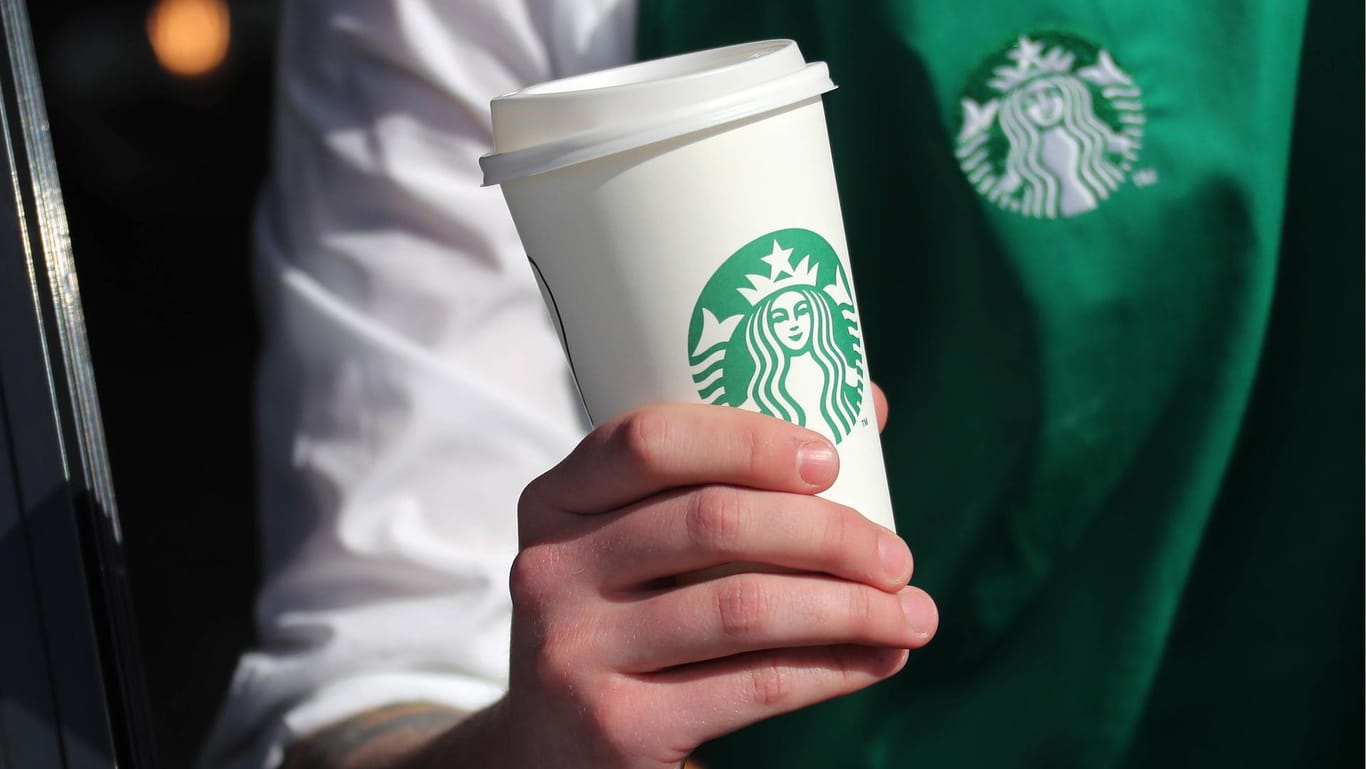Ein Kaffeebecher von Starbucks: Steht auf den Bechern bald eine Warnung vor den Gefahren des braunen Suds?