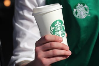 Ein Kaffeebecher von Starbucks: Steht auf den Bechern bald eine Warnung vor den Gefahren des braunen Suds?