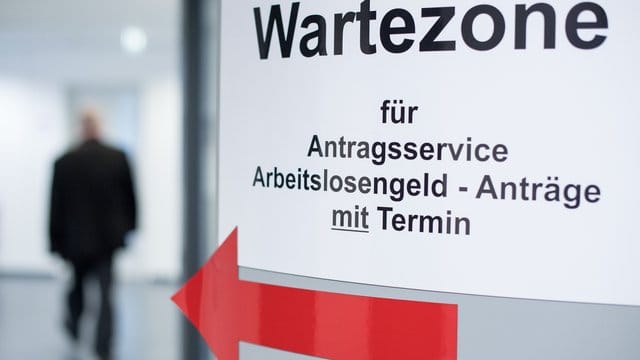 Ein Mann geht in den Wartebereich für den Antragsservice Arbeitslosengeld. Ein Mann geht in den Wartebereich für den Antragsservice Arbeitslosengeld.