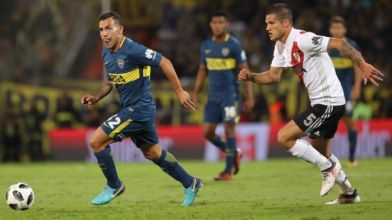 Carlos Tévez spielt wieder in seiner Heimat Argentinien, hier im Derby gegen River Plate mit Bruno Zuculini.