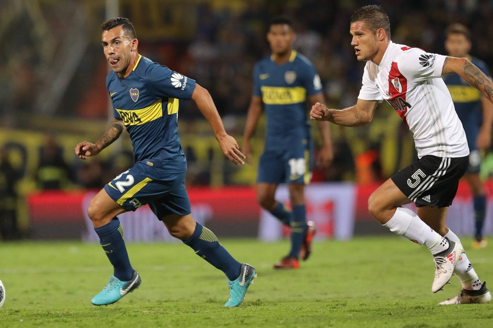 Carlos Tévez spielt wieder in seiner Heimat Argentinien, hier im Derby gegen River Plate mit Bruno Zuculini.