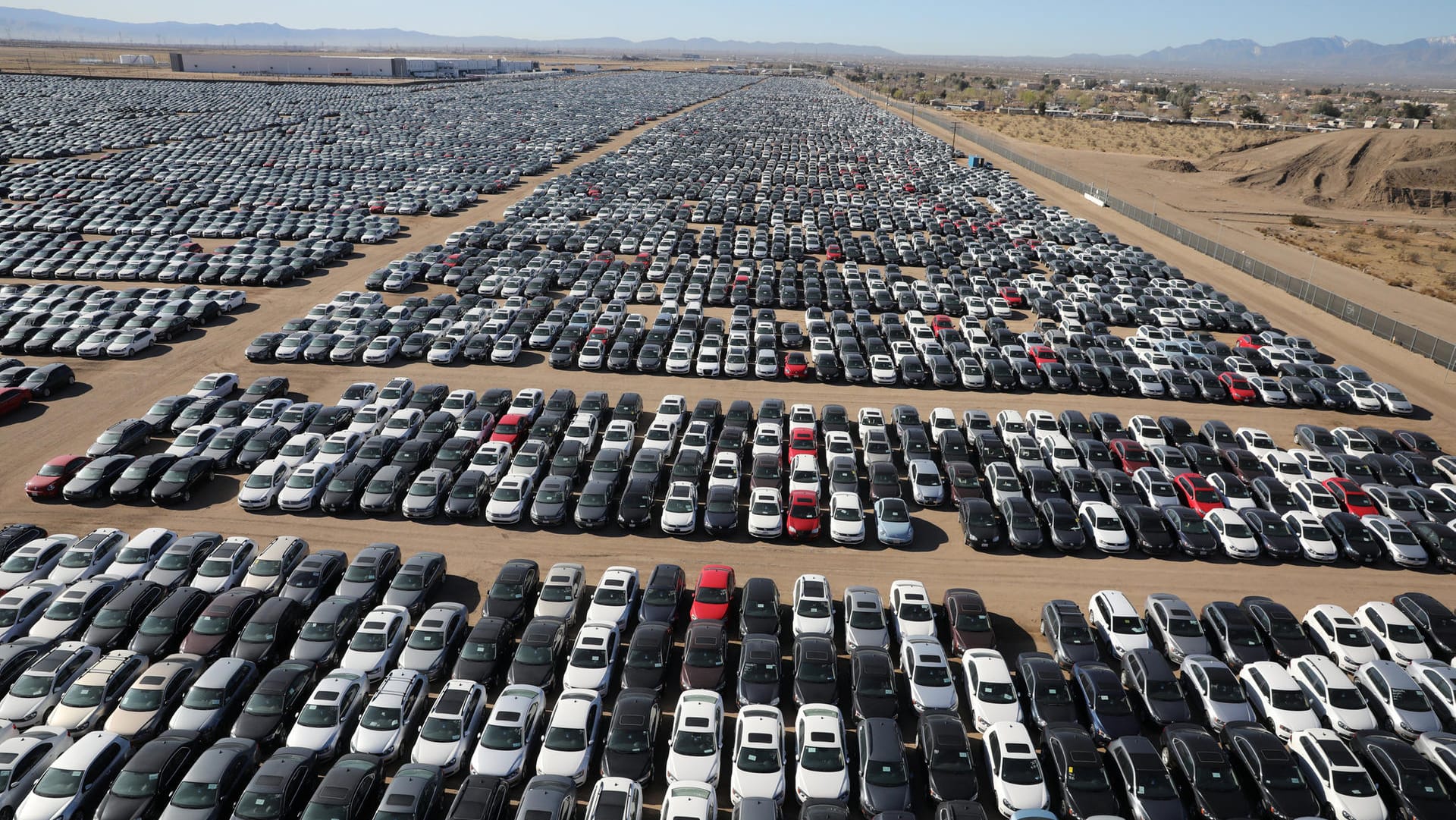 Einer der VW-Parkplätze im kalifornischen Victorville: Der Konzern musste in den USA etwa 350.000 Dieselautos zurückkaufen und hat dafür rund 7,4 Milliarden US-Dollar gezahlt.