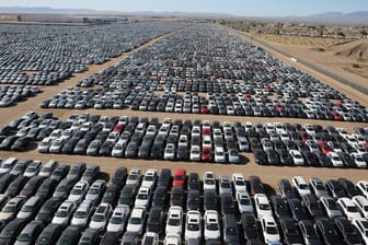 Einer der VW-Parkplätze im kalifornischen Victorville: Der Konzern musste in den USA etwa 350.000 Dieselautos zurückkaufen und hat dafür rund 7,4 Milliarden US-Dollar gezahlt.