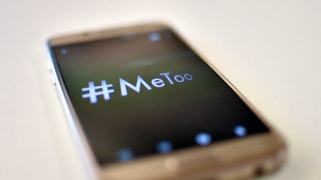 Ein Smartphone mit dem Hashtag "#MeToo".