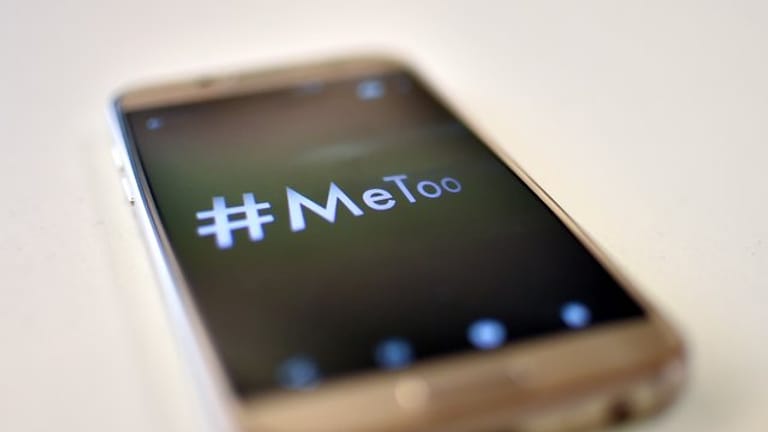 Ein Smartphone mit dem Hashtag "#MeToo".