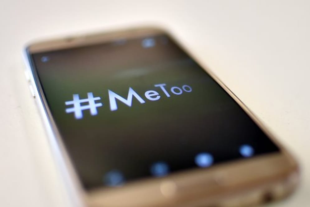 Ein Smartphone mit dem Hashtag "#MeToo".