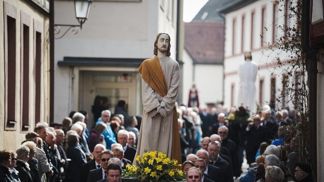 Lohr am Main: Während der Karfreitagsprozession werden lebensgroße Figuren von den Stationen des Leidens und Sterbens Jesu Christi durch die Stadt getragen. Lohr am Main: Während der Karfreitagsprozession werden lebensgroße Figuren von den Stationen des Leidens und Sterbens Jesu Christi durch die Stadt getragen.