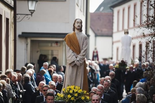 Lohr am Main: Während der Karfreitagsprozession werden lebensgroße Figuren von den Stationen des Leidens und Sterbens Jesu Christi durch die Stadt getragen.