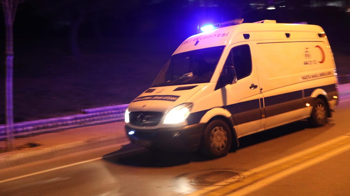 Türkische Rettungskräfte: Bei einem Busunglück im Osten der Türkei sind mindestens 20 Menschen ums Leben gekommen. (Archivbild)
