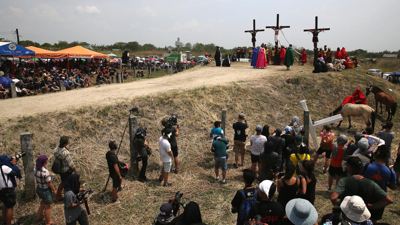 Ostertradition auf den Philippinen: Zahlreiche Gläubige haben sich zum Karfreitag kreuzigen lassen.
