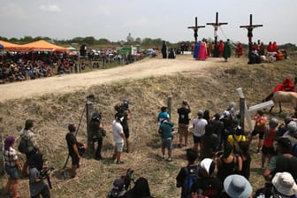 Ostertradition auf den Philippinen: Zahlreiche Gläubige haben sich zum Karfreitag kreuzigen lassen.