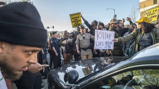Demonstranten umringen ein Polizeiauto bei einem Protest gegen die Erschießung des unbewaffneten Stephon Alonzo Clark durch zwei Polizisten.