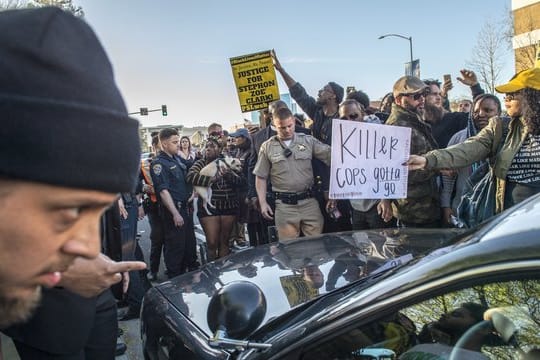 Demonstranten umringen ein Polizeiauto bei einem Protest gegen die Erschießung des unbewaffneten Stephon Alonzo Clark durch zwei Polizisten.