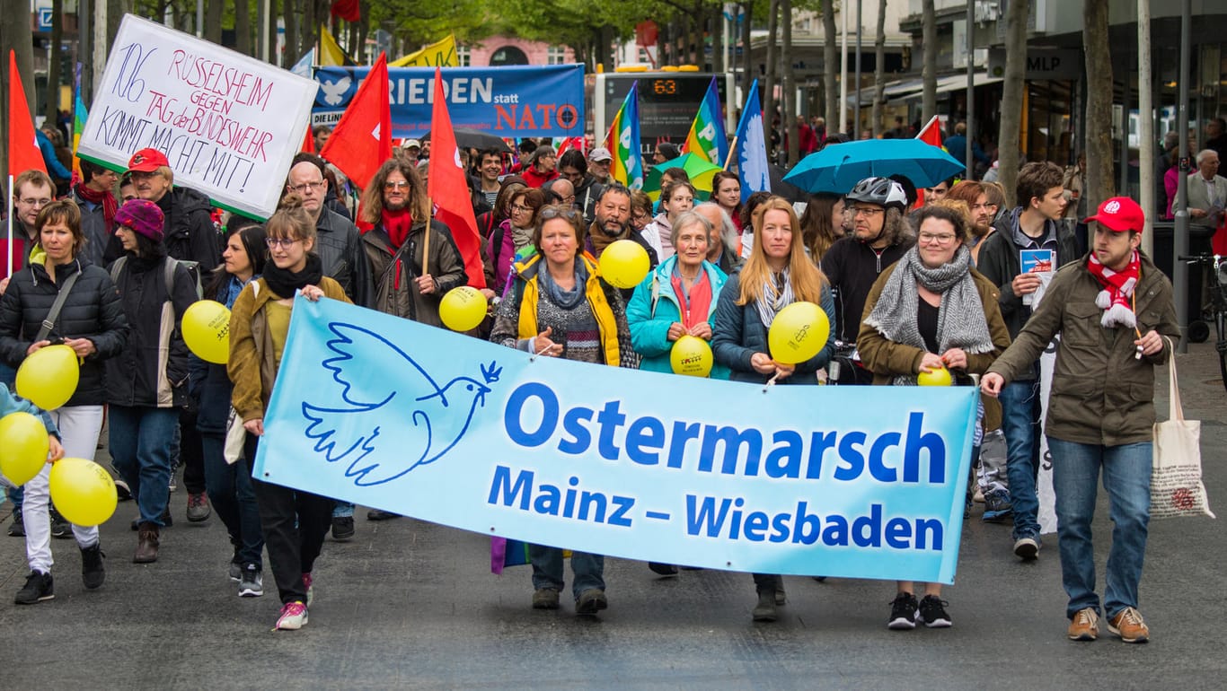Teilnehmer eines Ostermarsches in Mainz: Seit 1958 finden die jährlichen Friedensdemonstrationen statt.