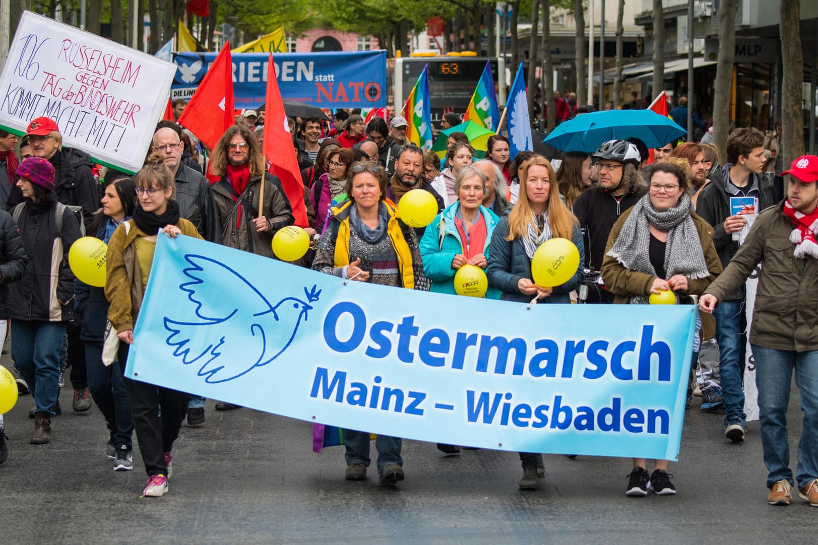 Teilnehmer eines Ostermarsches in Mainz: Seit 1958 finden die jährlichen Friedensdemonstrationen statt.