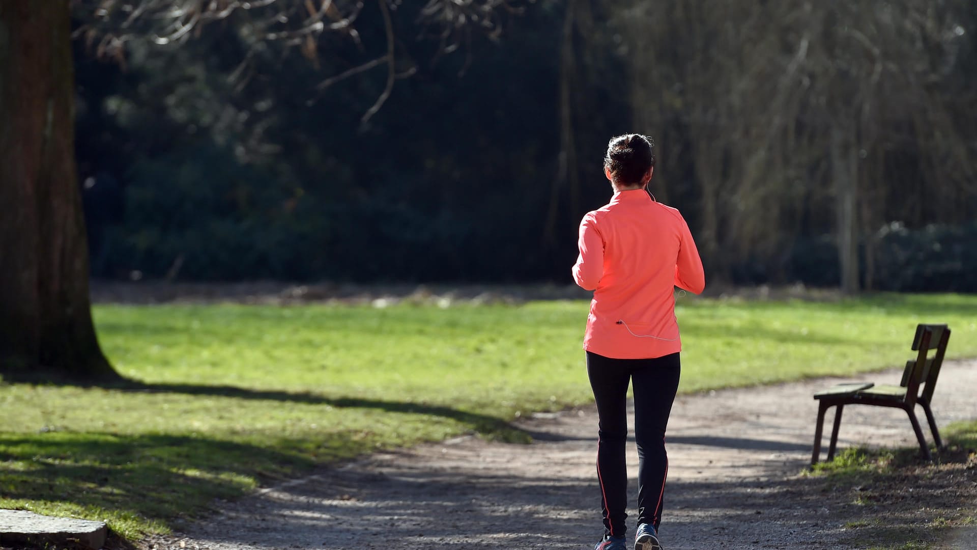 Ein Joggerin in einem Park: Die Fitness-App von "Under Armour" wurde gehackt.